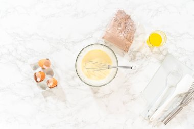 Düz yatıyordu. El çırpma makinesiyle, malzemeler cam karıştırma kabında ustalıkla karıştırılarak nefis bir çikolatalı kek elde ediliyor..