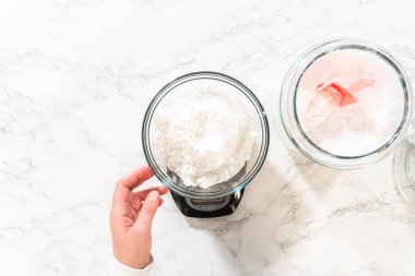 Düz yatıyordu. Ev yapımı krem peynir kreması için, pudra şekerini dikkatlice ölçmek zaruridir, tatlılığın ve kremalı dokuların mükemmel dengesini sağlar..