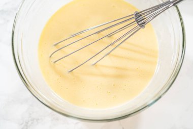 El çırpma makinesiyle, malzemeler cam karıştırma kabında ustalıkla karıştırılarak nefis bir çikolatalı kek elde ediliyor..