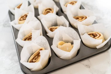 Çörekleri tarçınsız çörek pişirmek için tarçınlı çöreklerle dolduruyorum..