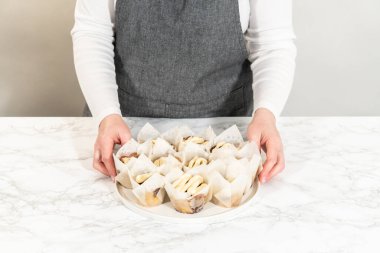 Taze pişmiş mayasız tarçınsız çörekler tarçın dolgulu ve doğranmış cevizli..