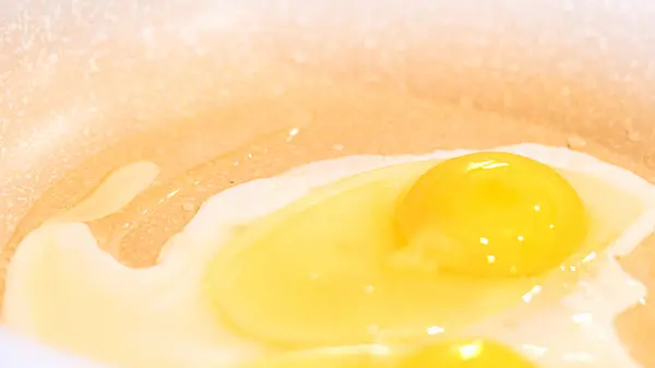 Canlı Yumurta Sarıları Parlıyor Kırmızı Spatula Benekli Tavada Yumurta Pişiriyor — Stok fotoğraf