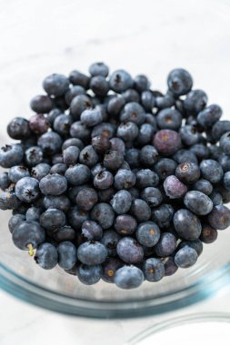 Limonlu yaban mersinli kek pişirmek için bardakların içindeki ölçülü malzemeler..