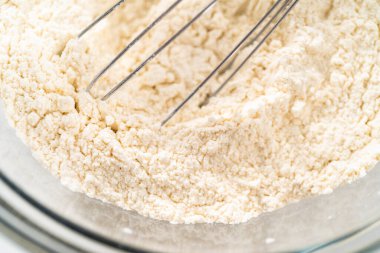 Kuru malzemelerle bardaktaki çırpıcıyı karıştırıp limonlu yaban mersinli kek yapıyorum..