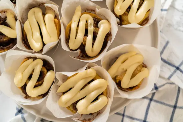 Taze Pişmiş Mayasız Tarçınsız Çörekler Tarçın Dolgulu Doğranmış Cevizli — Stok fotoğraf