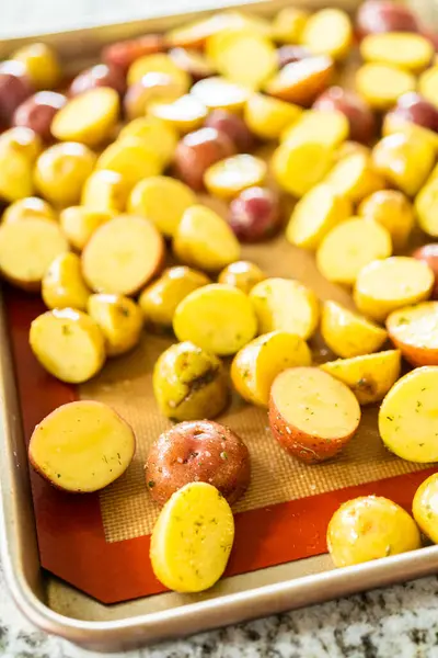 Modern Bir Mutfakta Yarıya Indirilmiş Çok Renkli Mermer Patatesler Silikon — Stok fotoğraf