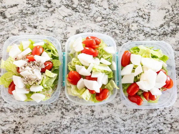 Salata Sosla Dolu Konteynırlar Öğle Yemeği Için Hazır — Stok fotoğraf