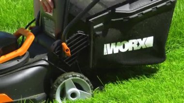 Castle Rock, Colorado, ABD-25 Haziran 2023 'te bir banliyö evinde, yemyeşil bir çim biçme makinesi titizlikle biçilir, iyi manikürlü ve davetkar bir açık hava alanı yaratır..