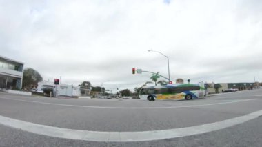 Santa Maria, California, ABD-6 Aralık 2022-Araç bulutlu bir kış gününde Morro Bay, Kaliforniya sokaklarında dolaşır. Hava karamsar ve sakin bulutlu bir gökyüzü gibi