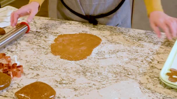 Çağdaş Beyaz Bir Mutfakta Zencefilli Kurabiye Hamuru Ustalıkla Sarılır Nefis — Stok video