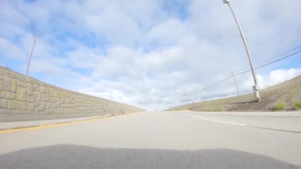 2022年12月6日 2022年12月6日 在一个晴朗的冬日里 一辆汽车在加利福尼亚圣玛利亚附近的101号公路上平稳地行驶 在明亮的蓝天下 周围夹杂着各种各样的东西 — 图库视频影像