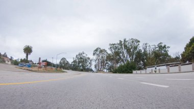 Santa Maria, California, ABD-6 Aralık 2022-Araç bulutlu bir kış gününde Morro Bay, Kaliforniya sokaklarında dolaşır. Hava karamsar ve sakin bulutlu bir gökyüzü gibi