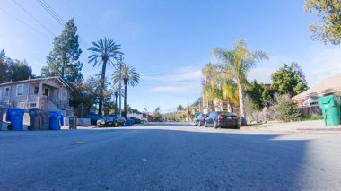 Santa Maria, California, ABD-6 Aralık 2022-Kış gününde San Luis Obispo, Kaliforniya yakınlarındaki ikonik 1. Otoyol boyunca bir araba ilerliyor. Çevresindeki manzara kahverengimsi ve bastırılmış.