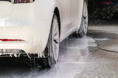 Banliyö yolunda elektrikli bir arabayı etkin bir şekilde temizlemek, eko-bilinci pratiklikle birleştirmek..