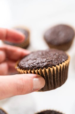 Taze pişmiş çikolatalı kekler, zengin ve kadife çikolatalı dondurmanın cömert bir kaplamasını beklerken enfes bir dönüşüm için hazırlanıyorlar..