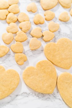 Sevgililer Günü için pembe ve beyaz kraliyet kremalı kalp şeklinde kurabiyeler..