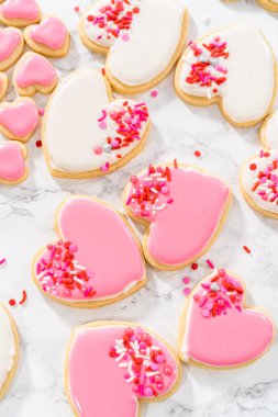 Sevgililer Günü için pembe ve beyaz kraliyet kremalı kalp şeklinde kurabiyeler..