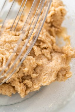 Küçük bir bardakta ıslak malzemeleri karıştırarak zencefilli kek ve karamel ile karıştırarak.