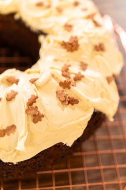 Zencefilli kek bol bol tuzlu karamel şekerli ve üzerine zencefilli çörek serpiştirilmiş..