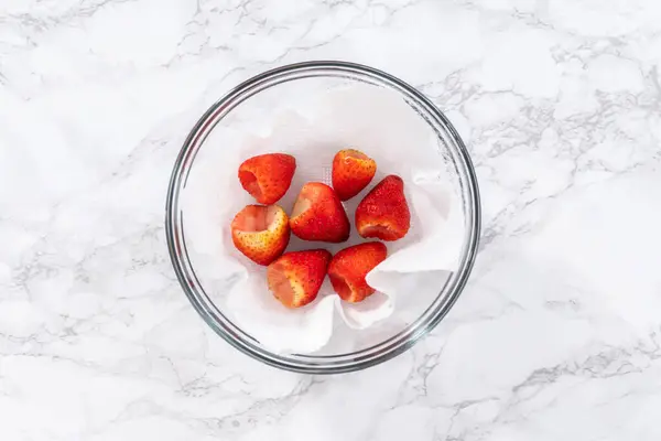 Frisch Gewaschene Und Getrocknete Erdbeeren Werden Sorgfältig Einer Mit Papiertuch — Stockfoto