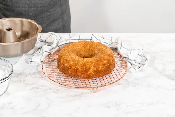 Świeżo Upieczone Ciasto Marchewkowe Pozostawia Się Ostygnięcia Blacie Kuchennym Wypełniając — Zdjęcie stockowe