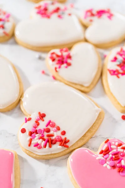 Decorating Heart Shaped Sugar Cookies Pink White Royal Icing Valentines — Stock Photo, Image