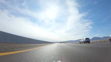 HWY 15, California, ABD-3 Aralık 2022 Nevada 'dan Kaliforniya' ya bir yolculuğa çıkan, gün içinde 15. otoyolda araba kullanan eyaletler arasında manzaralı manzaralar ve heyecan verici bir yolculuk sunuyor..