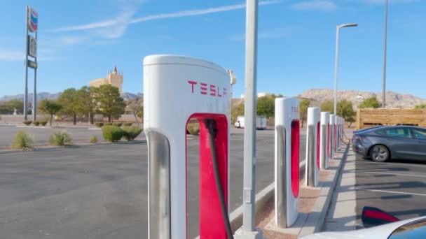 Primm Nevada Usa December 2022 Durante Día Vehículo Tesla Cargando — Vídeos de Stock