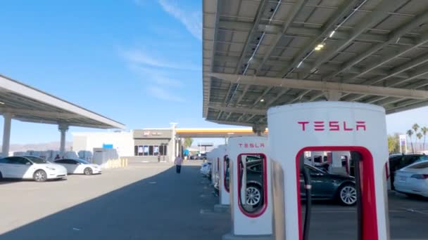 Baker California Diciembre 2022 Durante Día Vehículo Tesla Cargando Una — Vídeo de stock