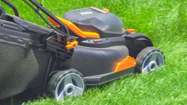 Castle Rock, Colorado, ABD-25 Haziran 2023 'te bir banliyö evinde, yemyeşil bir çim biçme makinesi titizlikle biçilir, iyi manikürlü ve davetkar bir açık hava alanı yaratır..