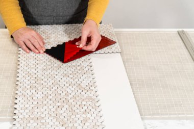 Kabuk soyma ve köpük tahtaya mozaik fayanslar yapıştırma sürecinde, yemek fotoğrafçılığı stüdyolarını estetik olarak geliştirmek için mükemmel..