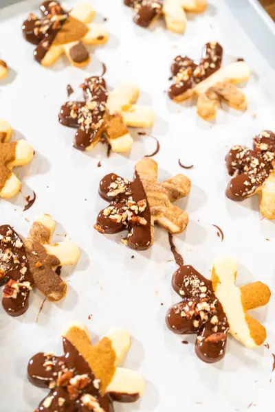 Die Herstellung Schneeflockenförmiger Zuckerkekse Schokolade Getaucht Und Mit Zerdrückten Pekannüssen — Stockfoto