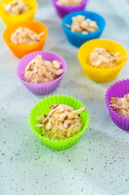 Hamur kepçesiyle top kek hamuru pişirip silikon kek dilimlerinden limon haşhaşlı çöreğe dönüştürüyor..