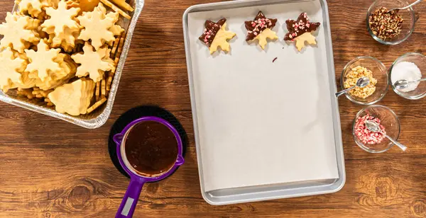 星型のクッキーの準備 チョコレートで半分ディップ 休日のためのペパーミントチョコレートチップでアクセント — ストック写真