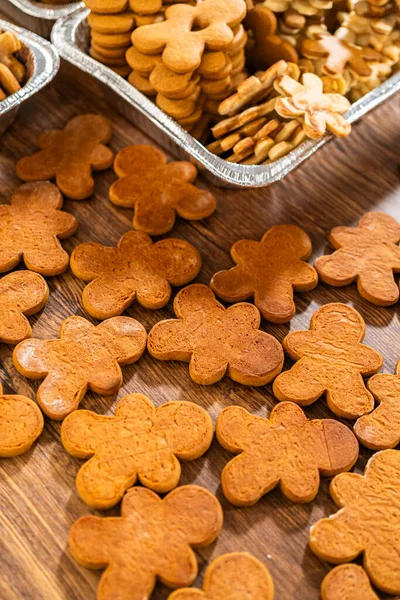Gingerbread Man Koekjesbroodjes Gevuld Met Eierpunch Boterroom Gekleed Een Rustieke — Stockfoto