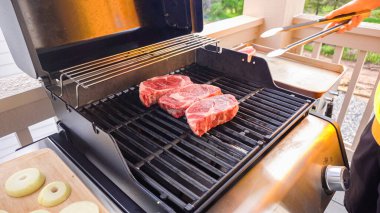 Açık hava gaz ızgarası iyi bir amaç için kullanılıyor. Pirzola bifteği ve soğan halkalarının sesi ve aromasıyla cızırdıyor..