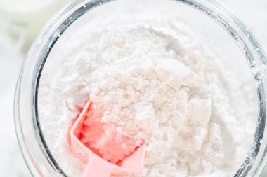 Zengin, pürüzsüz bir krem peynirli krema hazırlamak için el çırpma makinesi kullanarak malzemeleri ustalıkla birleştirirsin ki bu da kekin süslemesi için mükemmeldir..