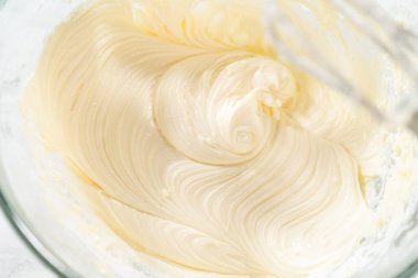 Dondurulmuş krem peyniri hazırlıyorum. Lezzetli balkabaklı kek..