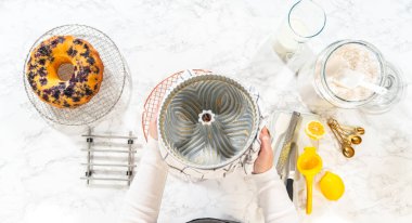 Düz yatıyordu. Yeni pişmiş kekin kalıbından ustalıkla çıkarılması pişirme sürecinin heyecan verici sonucuna işaret ediyor..