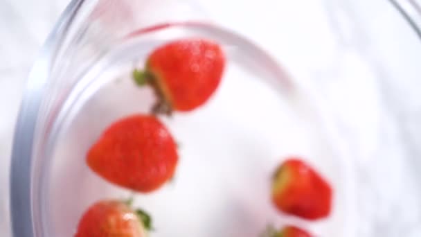 Reife Erdbeeren Werden Einer Großen Gläsernen Rührschüssel Wasser Getaucht Ein — Stockvideo