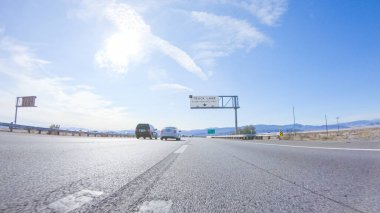HWY 15, California, ABD-3 Aralık 2022 Nevada 'dan Kaliforniya' ya bir yolculuğa çıkan, gün içinde 15. otoyolda araba kullanan eyaletler arasında manzaralı manzaralar ve heyecan verici bir yolculuk sunuyor..