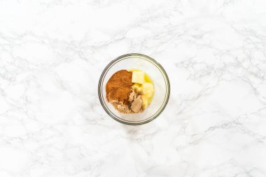 Düz yatıyordu. Tarçınlı kekleri mayasız tarçınsız kek yapmak için karıştırıyorum..