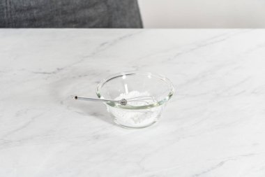 Toz şeker tozunu hazırlamak için malzemeleri el çırpıcısıyla karıştırıyorum..