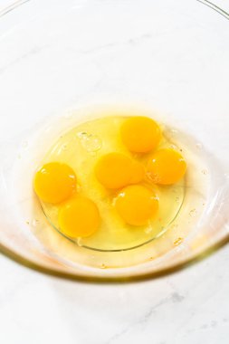 Limonlu yaban mersinli kek pişirmek için büyük bir bardakta ıslak malzemeler karıştırıyorum..