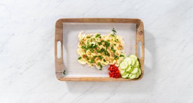 Düz yatıyordu. Vejetaryen parti tereyağı tahtası hazırlamak için servis tepsisinde taze sebze turşusu hazırlamak..