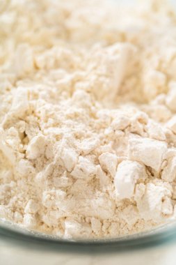 Bardaktaki ölçülü malzemeler mayasız tarçınlı kek pişirmek için karıştırılmış kaseler..