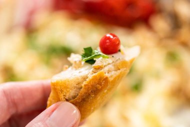 Büyük bir vejetaryen parti tereyağı tahtası. Parti için taze sebze turşusu ve dilimlenmiş Fransız ekmeği..