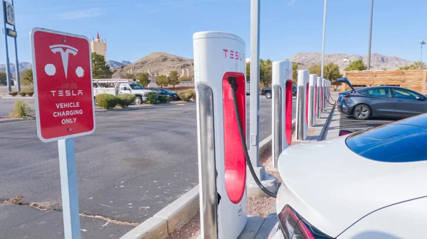 Primm, Nevada, ABD-3 Aralık 2022 - Gün içinde, Tesla süperşarj istasyonunda bir Tesla aracı şarj olurken görüldü, kullanışlı ve verimli olması için yüksek hızlı şarj altyapısını kullandı