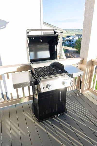美国科罗拉多州丹佛市2023年6月3日 韦伯斯利克式双燃烧器烤架在郊区一座房子的阳台上被巧妙地放置 准备在室外进行一次不同寻常的烹调 — 图库照片