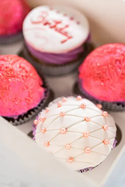 Cupcake Compleanno Splendidamente Impreziositi Decorazioni Fondenti Vengono Accuratamente Inseriti Scatole — Foto Stock